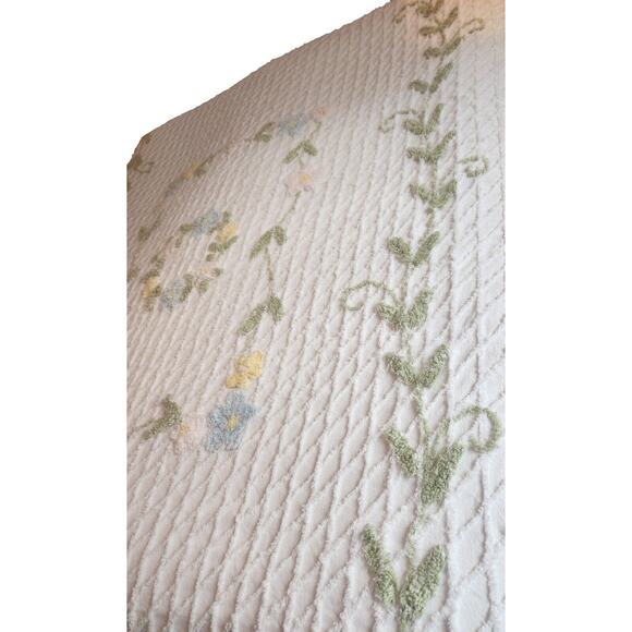 Vintage MCM Chenille Bedspread Coverelet Cottage Farmhouse 112x76 Floral - Picture 6 of 10
